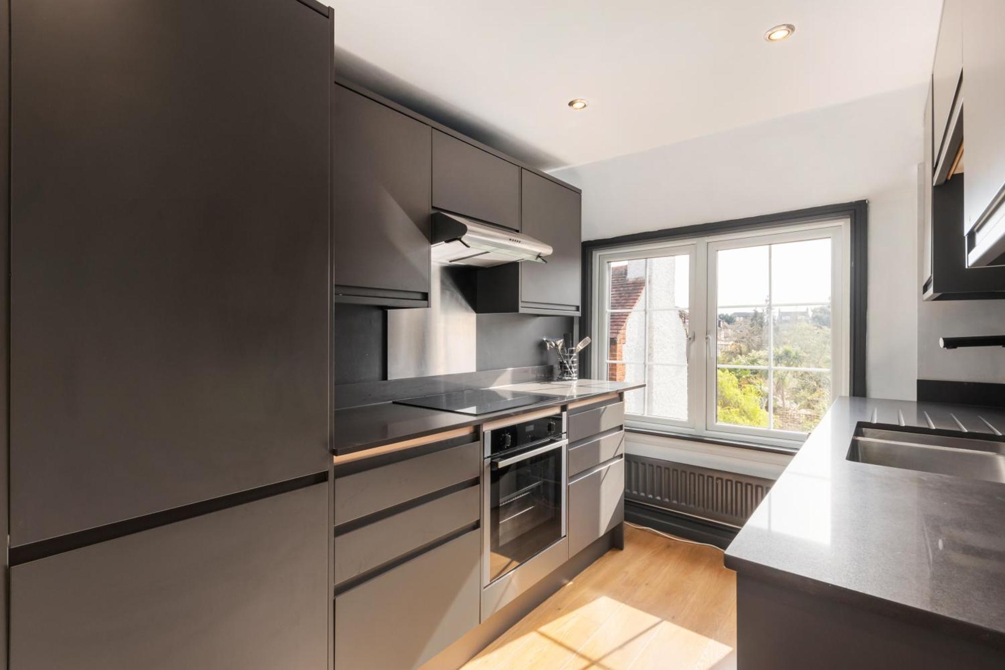 Designer 1 Bed Loft Apartment, Sw16 * Londra
