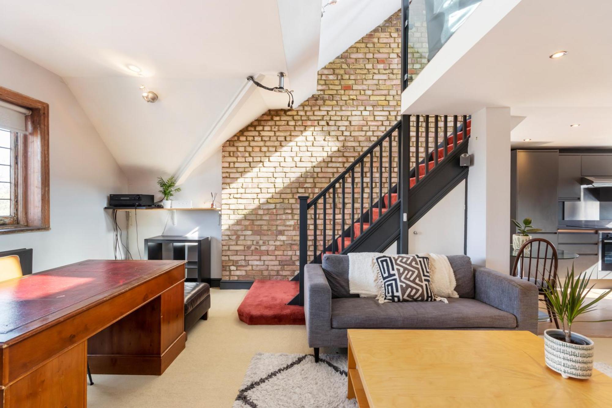Designer 1 Bed Loft Apartment, Sw16 Londra