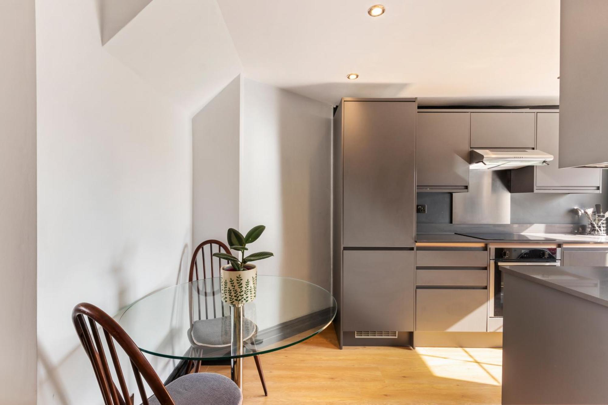 Designer 1 Bed Loft Apartment, Sw16 * Londra